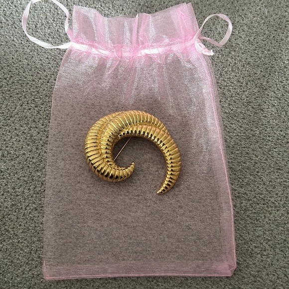 Vintage MONET GOLD TONE CRESCENT BROOCH - Picture 4 of 5